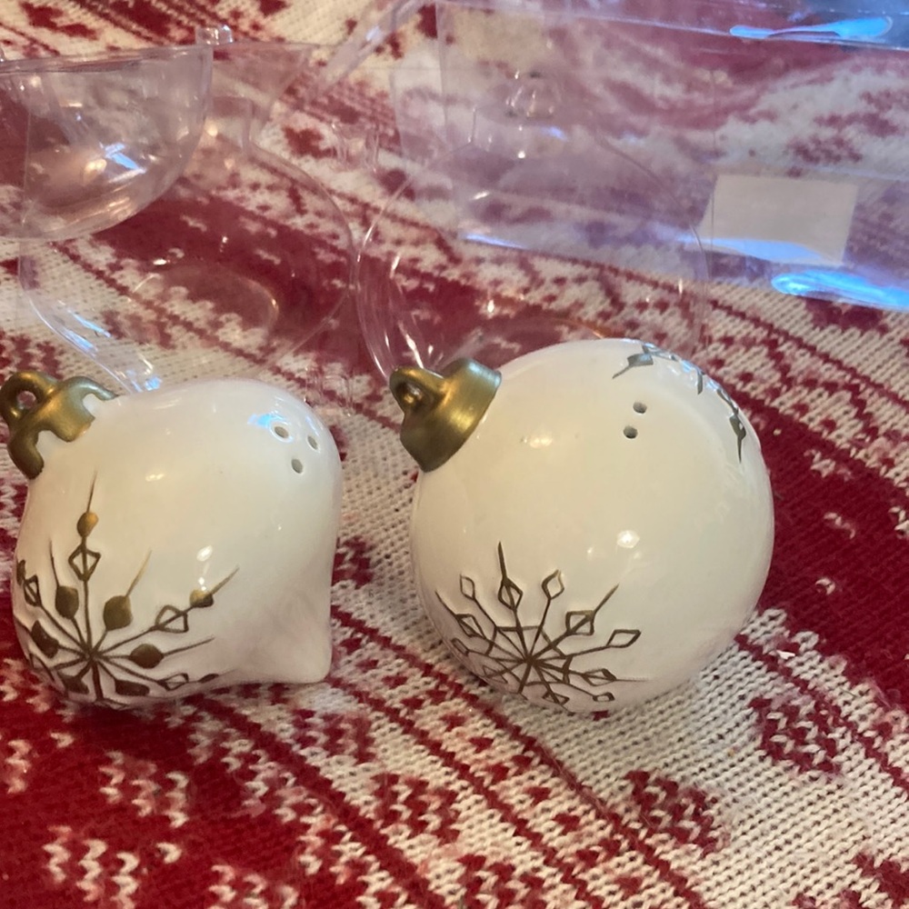 White and gold snowflake salt and pepper shakers